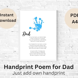 Puede incluir: Un poema imprimible para un padre, con una huella de mano azul y el texto "Papá" en una fuente decorativa. El poema dice: "En mi pequeña mano, me sostenías en alto, Un héroe al que mirar en el cielo. Tu fuerte abrazo, un hogar seguro, Contigo, nunca me sentiré solo. Tu huella en mi corazón, tan clara, Un vínculo de amor que siempre está cerca. Me enseñaste las cosas importantes de la vida, Contigo como mi padre, mi corazón canta. A medida que envejezco, siempre veré, El amor que me diste tan desinteresadamente. Mano a mano, enfrentaremos cada día. Mi papá, mi guía, en todos los sentidos."