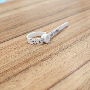 Ring sizer 1-17 US Measuring Set Reusable Finger Size Gauge Measure Tool White BlackAdjustable plastic ring size finder with a magnifying image 2