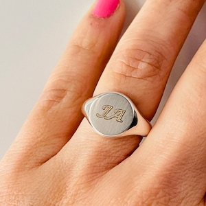 Dainty Sterling Silver Signet Ring, Round Signet Ring, Engravable Round Signet Ring, Personalized Classic Men's Signet Rings, Monogram Ring