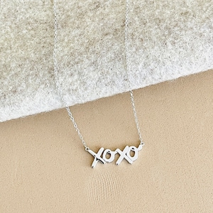 Collier XO délicat en argent sterling, collier avec pendentif câlins et bisous, cadeaux pour les proches, collier XOXO en argent sterling