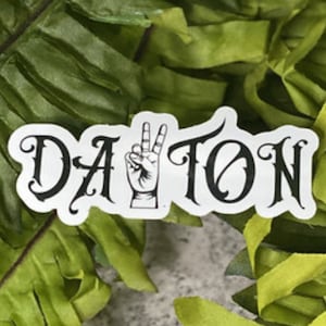 Rozprzestrzeniaj pokój i pokaż swojego ducha Dayton z naszą naklejką Dayton Peace Sign! Wodoodporna, odporna na warunki atmosferyczne i nadająca się do mycia w zmywarce!