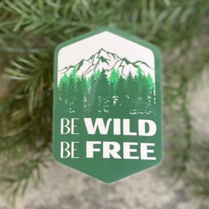 Laat de avonturier in je los! Be Wild, Be Free Mountain Sticker - Waterdicht, weerbestendig en vaatwasmachinebestendig!