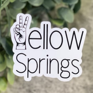 ¡Difunde la paz y muestra tu espíritu de Yellow Springs con nuestra calcomanía del signo de la paz de Yellow Springs! ¡Impermeable, resistente a la intemperie y apto para lavavajillas!