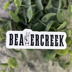 Diffondi la pace e mostra il tuo orgoglio di Beavercreek con il nostro adesivo in vinile con segno di pace di Beavercreek! Impermeabile, resistente alle intemperie e lavabile in lavastoviglie!
