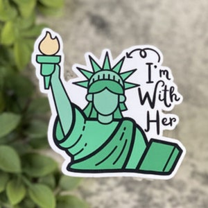 Feiern Sie den Melting Pot von Amerika mit Lady Liberty! Hol dir unseren 'Ich bin mit ihr' Aufkleber - wasserdicht, wetterfest und spülmaschinenfest!