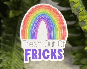 Puede incluir: Una pegatina con un diseño de arcoíris y el texto "Fresh Out Of Fricks" en letras moradas.
