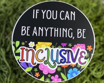 Può includere: Un adesivo rotondo bianco e nero con un design floreale. L'adesivo dice "Se puoi essere qualsiasi cosa, sii inclusivo" in testo bianco. La parola "inclusivo" è in colori arcobaleno.