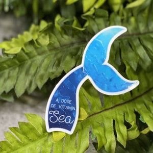 Vivre la vie à la plage : autocollant en vinyle « Dose of Vitamin Sea » – Imperméable, résistant aux intempéries et passe au lave-vaisselle.
