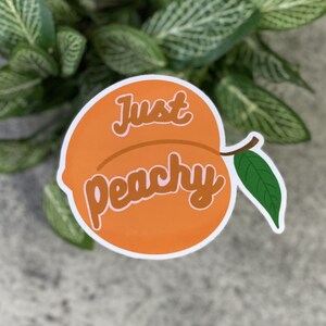 Just Peachy! Rozprzestrzeniaj szczęście z naszą wodoodporną, odporną na warunki atmosferyczne i zmywarkę naklejką Peach!