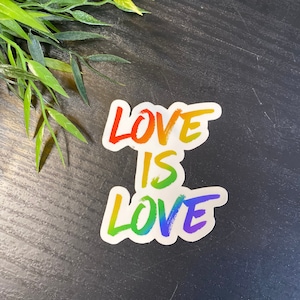 Irradie amor: adesivo de vinil gradiente arco-íris 'Love is Love' - à prova d'água, à prova de intempéries e adequado para máquina de lavar louça!