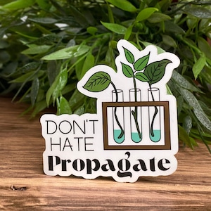 ¡Difunde el amor por las plantas con nuestra divertida pegatina propagada! Impermeable, resistente a la intemperie y apto para lavavajillas.