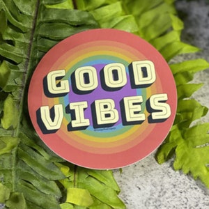 Erhöhen Sie Ihre Stimmung: Regenbogen Farbverlauf 'Good Vibes' Vinyl-Aufkleber - wasserdicht, wetterfest und spülmaschinenfest!