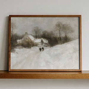 Könnte beinhalten: Ein rechteckiges Landschaftsgemälde in einem braunen Holzrahmen, das eine verschneite Winterszene mit einem kleinen Haus, kahlen Bäumen und drei auf einem Weg gehenden Figuren zeigt. Die Farbpalette besteht aus gedeckten Grau-, Weiß- und Brauntönen.