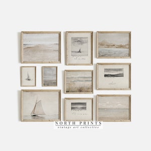 Op de afbeelding: Een verzameling van negen ingelijste aquarellen die zeezichten met zeilboten afbeelden. De schilderijen zijn in een lichtbruin frame en hebben een vintage esthetiek. De frames zijn in een rasterpatroon op een witte muur gerangschikt. De tekst "NORTH PRINTS vintage art collective" staat onderaan de afbeelding.