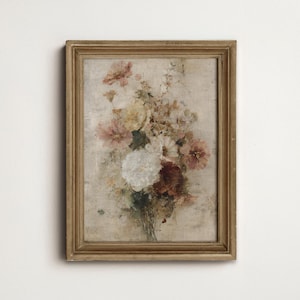 Puede incluir: Una pieza de arte mural rectangular enmarcada que presenta una pintura de un ramo de flores en tonos apagados. El arreglo incluye flores blancas, rosas, amarillas y rojo oscuro con follaje verde. El marco es de madera marrón claro.