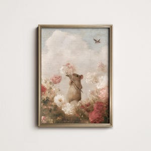 Puede incluir: Una pintura de un pequeño ratón sosteniendo un ramo de flores en un campo con un pájaro volando por encima. El fondo es un cielo azul suave con nubes blancas.