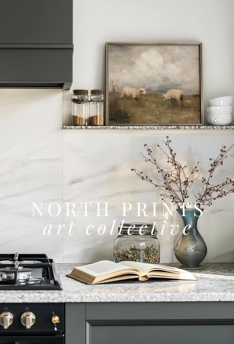 K&ouml;nnte beinhalten: K&uuml;chenszene mit gerahmtem Gem&auml;lde von Schafen, Gew&uuml;rzgl&auml;sern, einer Vase mit Zweigen und einem offenen Buch. Der Text "NORTH PRINTS art collective" ist sichtbar. Modernes Design.