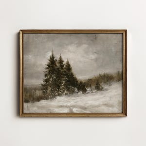 Puede incluir: Un cuadro de paisaje enmarcado que muestra un campo nevado con un grupo de &aacute;rboles de hoja perenne oscuros bajo un cielo nublado y apagado. La obra est&aacute; encerrada en un marco fino de metal dorado con acabado desgastado.