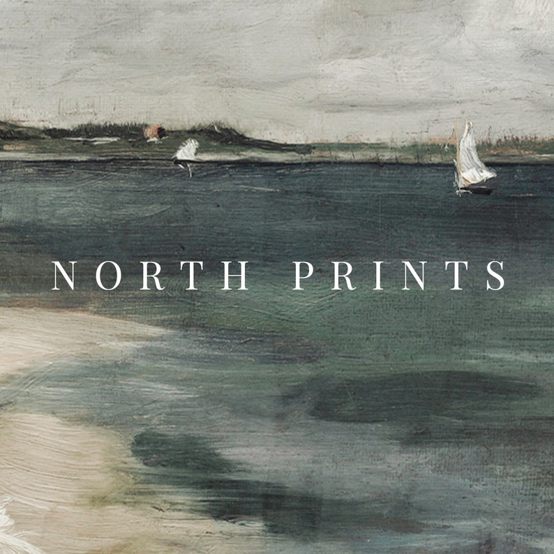 K&ouml;nnte beinhalten: Ein Gem&auml;lde, das eine Meereslandschaft mit zwei Segelbooten in der Ferne zeigt. Der Himmel ist hellgrau und das Wasser ist dunkelblaugr&uuml;n. Der Text "NORTH PRINTS" ist in Wei&szlig; am unteren Rand des Bildes gedruckt.