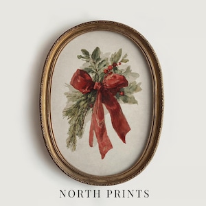 Könnte beinhalten: Ein oval gerahmter Druck mit einer Aquarellillustration eines festlichen Arrangements. Eine große rote Schleife ziert ein Bouquet aus Grün und Beeren. Der Rahmen ist goldfarben, und der Text "NORTH PRINTS" befindet sich unten.