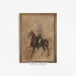 Könnte beinhalten: Ein Vintage-Rahmenabdruck eines Aquarells, das eine Person auf einem Pferd darstellt. Die Person trägt eine Uniform und reitet ein braunes Pferd. Der Hintergrund ist hellbraun.