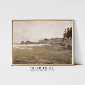 Könnte beinhalten: Ein Vintage-Landschaftsgemälde in einem hellbraunen Holzrahmen. Das Gemälde zeigt eine gedämpfte, neblige Szene einer Küste mit einer hellbraunen und grünen Landschaft und einem hellblauen Himmel.