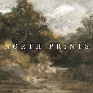Puede incluir: Una pintura de un paisaje con un r&iacute;o que fluye a trav&eacute;s de &eacute;l. El r&iacute;o est&aacute; rodeado de &aacute;rboles y arbustos. El cielo est&aacute; nublado y los colores son apagados. El texto "NORTH PRINTS" est&aacute; impreso en blanco en la parte inferior de la imagen.