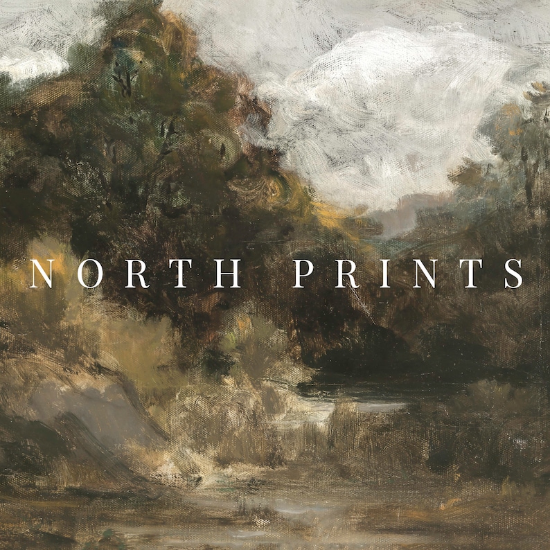 Puede incluir: Una pintura de un paisaje con un r&iacute;o que fluye a trav&eacute;s de &eacute;l. El r&iacute;o est&aacute; rodeado de &aacute;rboles y arbustos. El cielo est&aacute; nublado y los colores son apagados. El texto "NORTH PRINTS" est&aacute; impreso en blanco en la parte inferior de la imagen.