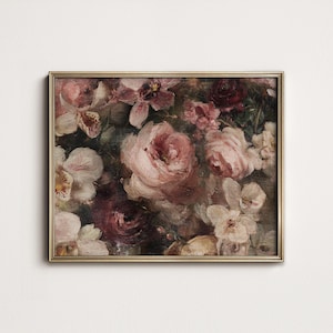 Puede incluir: Impresión floral enmarcada que presenta un ramo de rosas y otras flores en tonos rosa, burdeos y crema. La obra de arte tiene un estilo vintage y pictórico con un marco dorado.