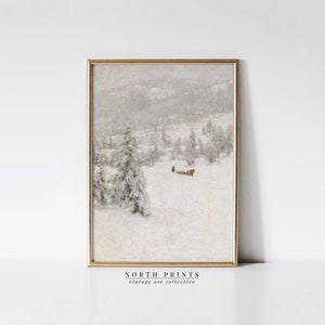 Puede incluir: Una impresión de arte vintage de un paisaje invernal nevado con un trineo tirado por un caballo y dos figuras en la distancia. La impresión está enmarcada en un marco dorado y tiene el texto "NORTH PRINTS vintage art collective" en la parte inferior.