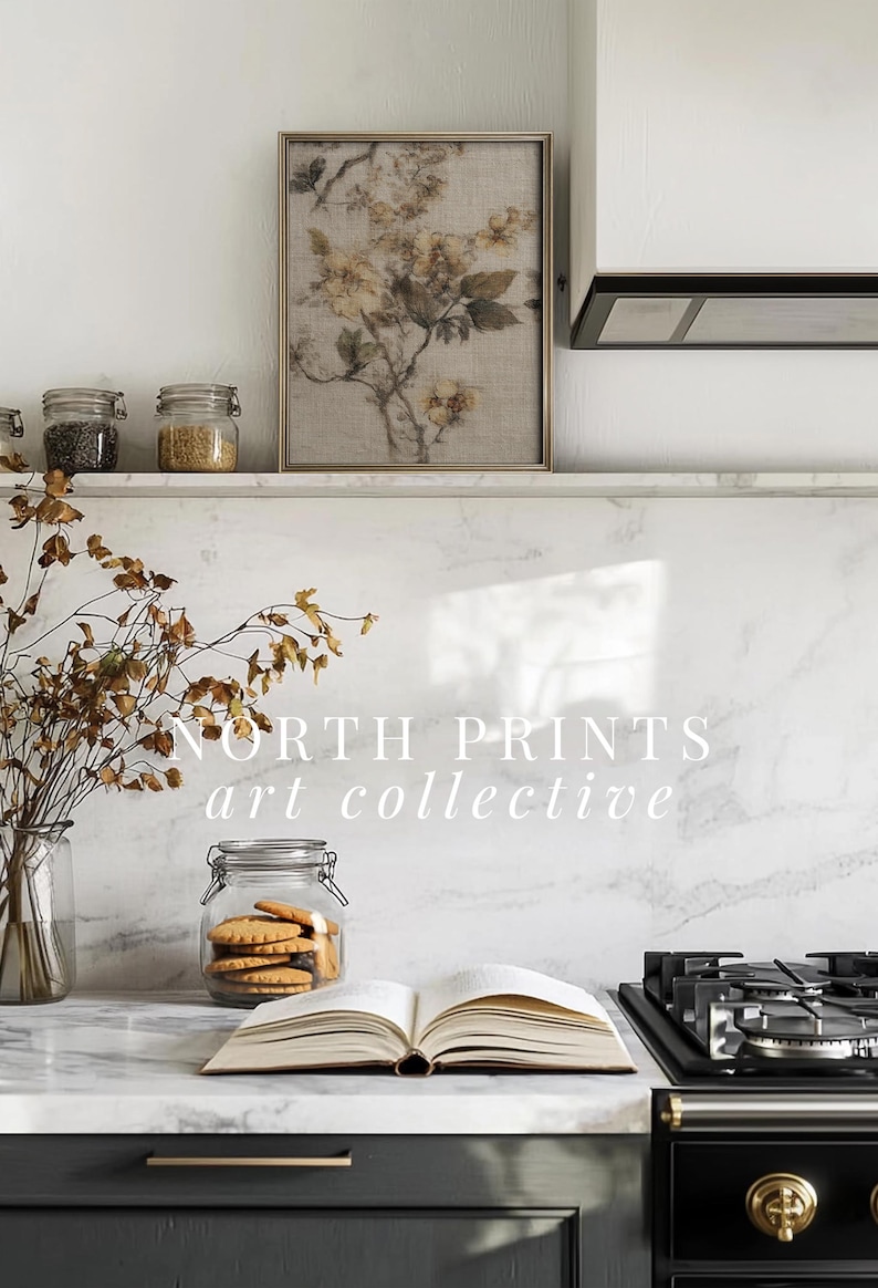 Op de afbeelding: Een keuken met een ingelijste bloemenprint, potten met kruiden en een glazen pot met koekjes. Een open boek en een gasfornuis zijn ook zichtbaar. De tekst "NORTH PRINTS art collective" wordt weergegeven.