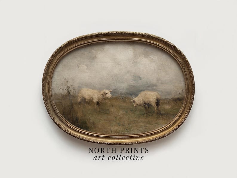 K&ouml;nnte beinhalten: Ein oval gerahmter Druck mit einer l&auml;ndlichen Szene mit zwei Schafen auf einer Wiese unter einem bew&ouml;lkten Himmel. Der Rahmen ist goldfarben mit Zierdetails. Der Text "NORTH PRINTS art collective" befindet sich unten.