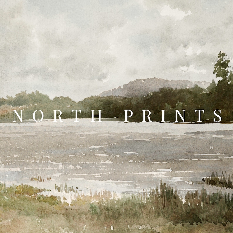 Puede incluir: Una pintura de acuarela de un lago con una ladera boscosa en el fondo. El cielo est&aacute; nublado y gris. El texto "NORTH PRINTS" est&aacute; impreso en blanco en el medio de la imagen.