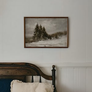 Puede incluir: Un cuadro de paisaje rectangular en un marco de madera oscura que representa una escena de bosque nevado con &aacute;rboles de hoja perenne bajo un cielo gris y nublado. La obra presenta tonos grises, blancos y verdes oscuros invernales.