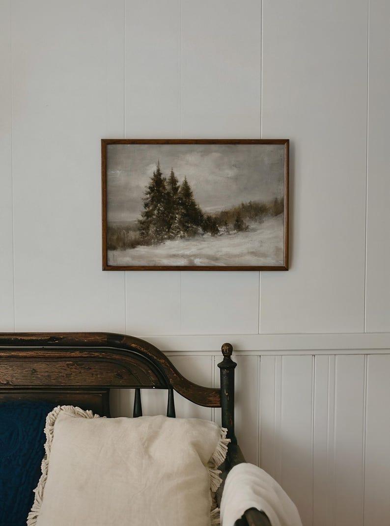 Puede incluir: Un cuadro de paisaje rectangular en un marco de madera oscura que representa una escena de bosque nevado con &aacute;rboles de hoja perenne bajo un cielo gris y nublado. La obra presenta tonos grises, blancos y verdes oscuros invernales.