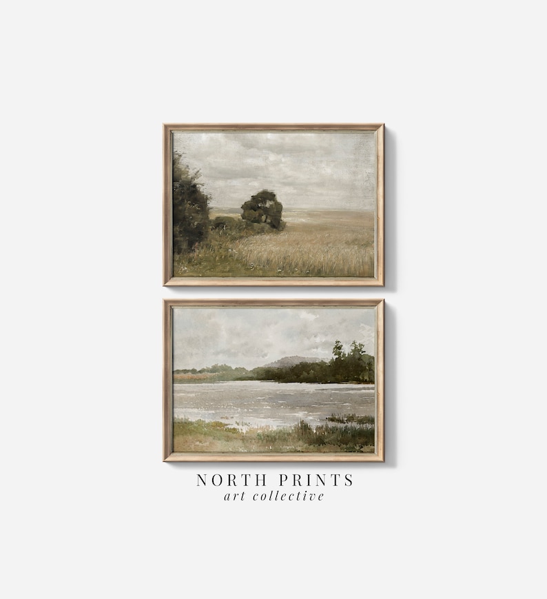 Puede incluir: Dos pinturas de paisajes enmarcadas con una paleta de colores apagados. La pintura superior representa un campo de hierba alta con un solo &aacute;rbol en la distancia. La pintura inferior muestra un lago con &aacute;rboles y colinas en el fondo.