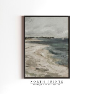Pu&ograve; includere: Un dipinto vintage di un paesaggio marittimo con una spiaggia sabbiosa e un mare blu calmo. Il cielo &egrave; nuvoloso e ci sono due barche a vela in lontananza.