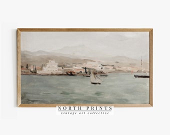 Op de afbeelding: Een vintage schilderij dat een kuststad met een zeilboot op de voorgrond toont. Het schilderij is gemaakt in gedempte tinten blauw, groen en bruin, met een wazige achtergrond van bergen.