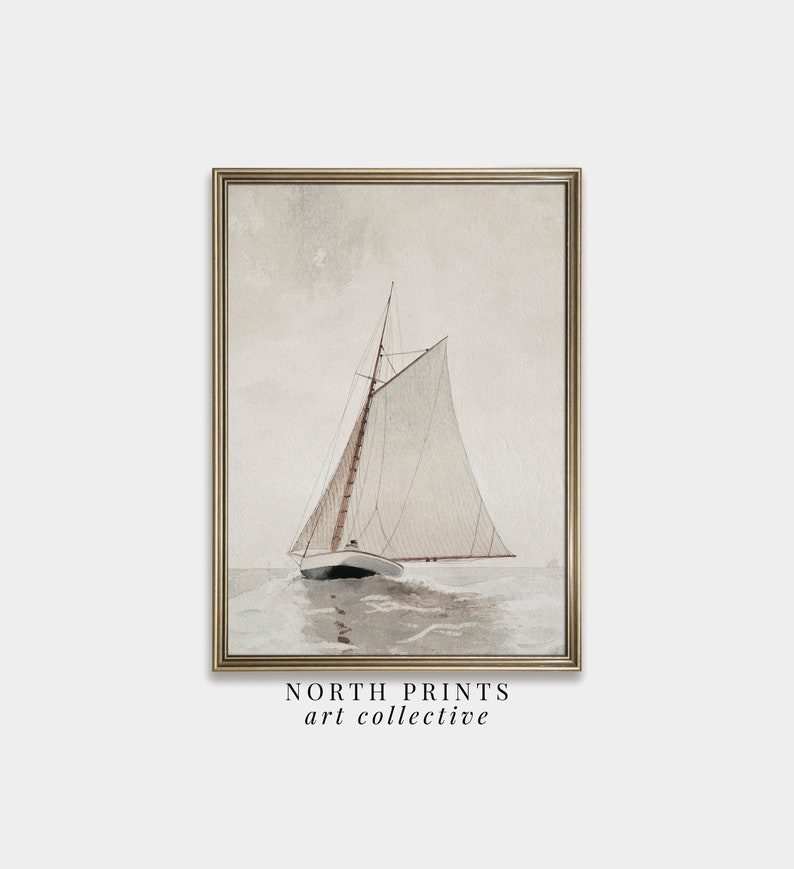 Puede incluir: Una pintura de acuarela de un velero con una vela blanca y un m&aacute;stil marr&oacute;n, navegando en un mar tranquilo con un cielo gris claro. La pintura est&aacute; enmarcada en un marco dorado.