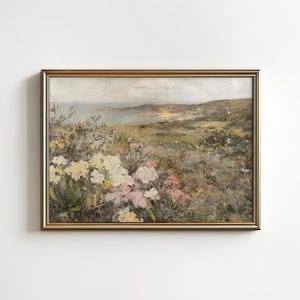 Peut inclure: Une peinture &agrave; l'huile vintage repr&eacute;sentant un paysage c&ocirc;tier avec un champ de fleurs roses et blanches au premier plan. La peinture pr&eacute;sente une vue sur une baie avec une c&ocirc;te rocheuse et un village lointain.