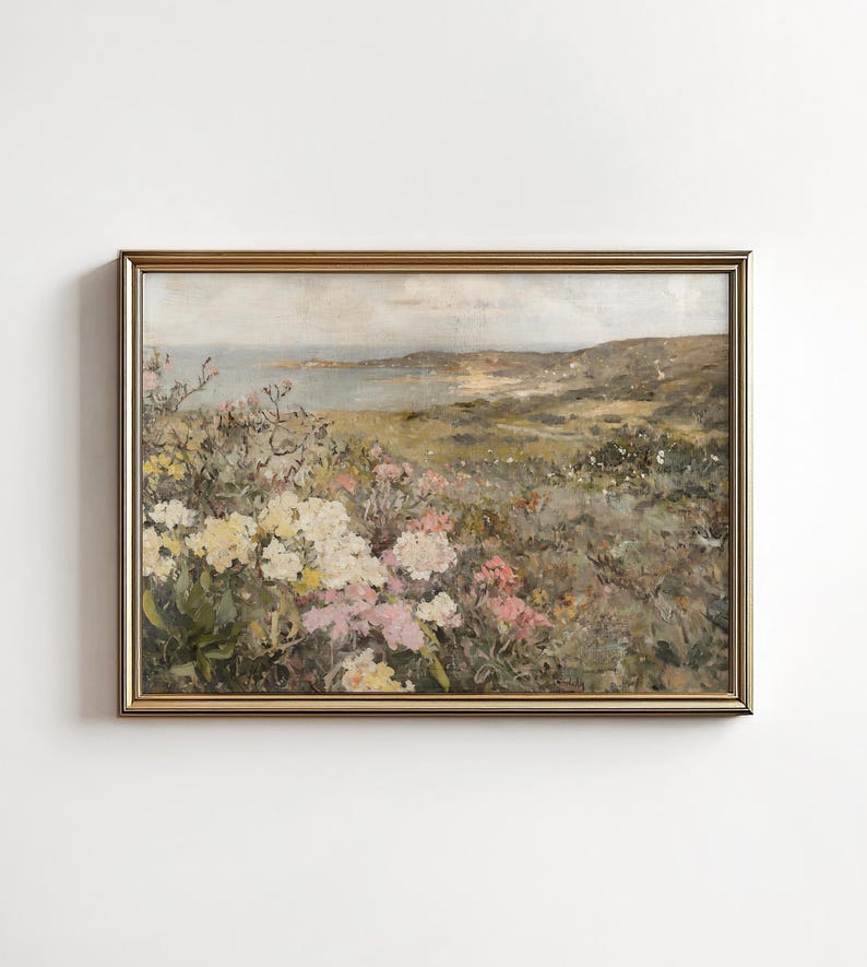 Peut inclure: Une peinture &agrave; l'huile vintage repr&eacute;sentant un paysage c&ocirc;tier avec un champ de fleurs roses et blanches au premier plan. La peinture pr&eacute;sente une vue sur une baie avec une c&ocirc;te rocheuse et un village lointain.