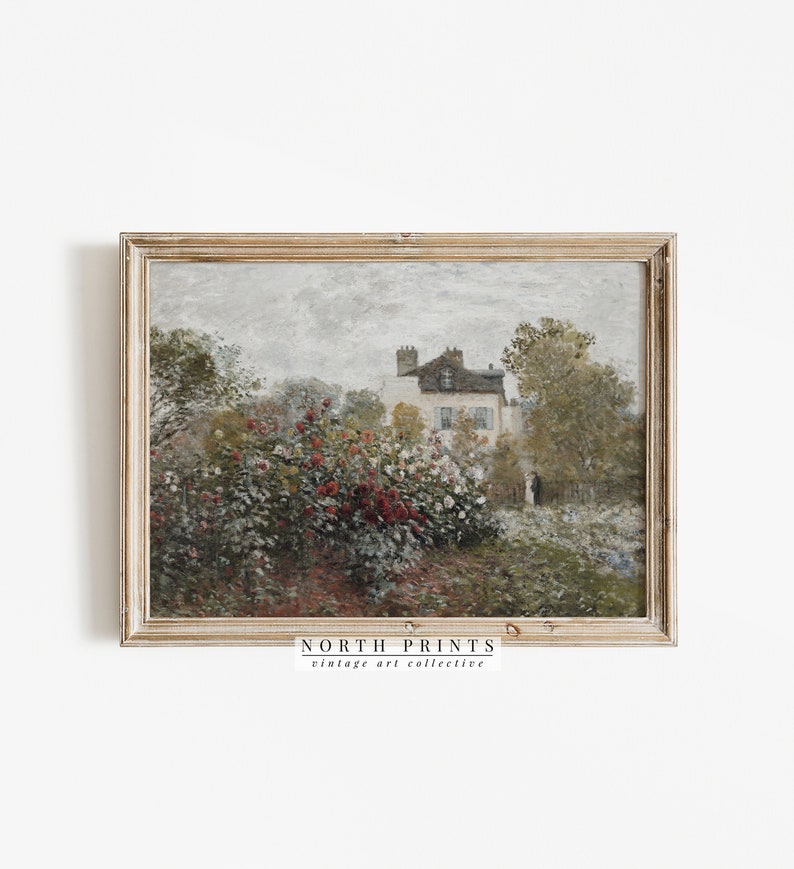 Puede incluir: Una pintura vintage de una casa con un jard&iacute;n en primer plano. La casa es blanca con un techo gris y tiene una peque&ntilde;a ventana en el lateral. El jard&iacute;n est&aacute; lleno de arbustos verdes y flores rojas. El cielo es gris y nublado. La pintura est&aacute; enmarcada en un marco de madera claro.