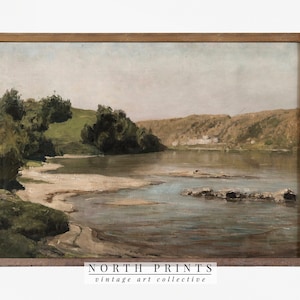 Puede incluir: Una pintura vintage de una escena de r&iacute;o con una playa de arena, &aacute;rboles verdes y una colina en la distancia. El agua es de color azul verdoso claro y el cielo es de un azul p&aacute;lido.