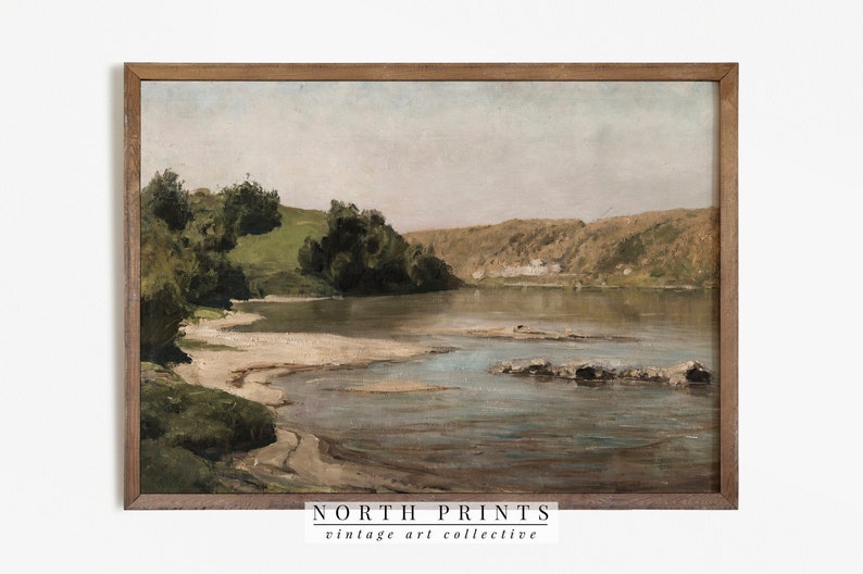 Puede incluir: Una pintura vintage de una escena de r&iacute;o con una playa de arena, &aacute;rboles verdes y una colina en la distancia. El agua es de color azul verdoso claro y el cielo es de un azul p&aacute;lido.