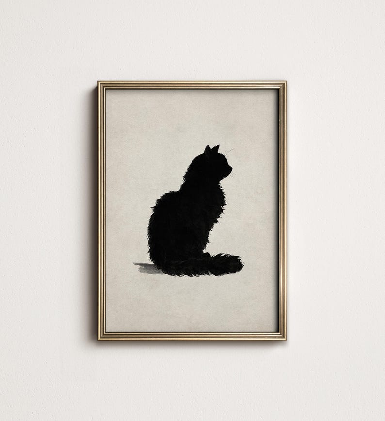 Peut inclure: Impression artistique encadr&eacute;e repr&eacute;sentant une silhouette noire de chat assis. Le chat, avec une fourrure touffue et une longue queue, est pr&eacute;sent&eacute; de profil. L'&oelig;uvre est encadr&eacute;e dans un cadre dor&eacute;, sur fond neutre. Parfait pour la d&eacute;coration int&eacute;rieure.