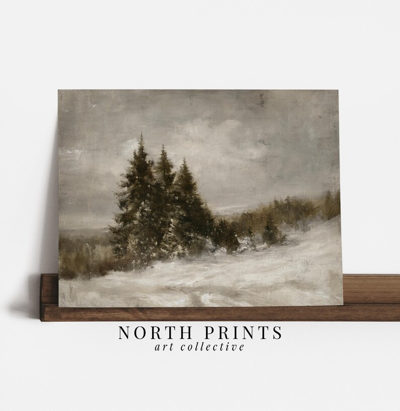 Puede incluir: Una impresi&oacute;n art&iacute;stica rectangular que presenta una pintura al &oacute;leo de un paisaje invernal con &aacute;rboles de hoja perenne oscuros sobre un cielo gris y beige apagado. El suelo nevado est&aacute; en tonos neutros. El texto NORTH PRINTS art collective es visible.