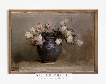 Puede incluir: Una pintura vintage de un ramo de rosas blancas en un jarrón azul y marrón. Las rosas se están marchitando y el fondo es de un marrón apagado.