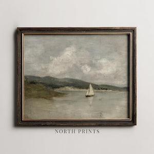 K&ouml;nnte beinhalten: Gerahmtes Vintage-Landschaftsgem&auml;lde mit einem Segelboot auf einem ruhigen See. Das Kunstwerk hat eine ged&auml;mpfte Farbpalette aus Grau, Gr&uuml;n und Braun. Der Rahmen ist dunkelbraun, und der Text "NORTH PRINTS" befindet sich unten.
