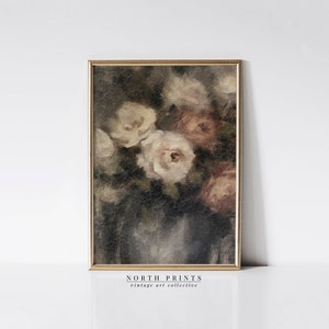 Pu&ograve; includere: Un dipinto vintage di un mazzo di rose bianche e rosa in un vaso. Il dipinto ha un aspetto testurizzato e invecchiato ed &egrave; incorniciato da una cornice dorata. Il testo "NORTH PRINTS vintage art collective" &egrave; in basso nell'immagine.