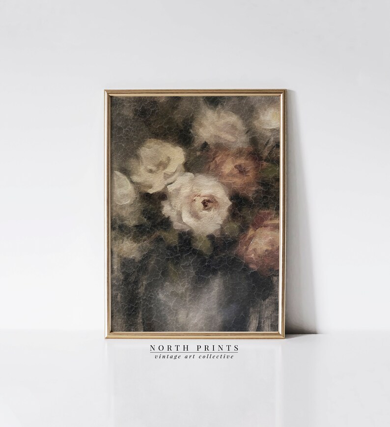 Pu&ograve; includere: Un dipinto vintage di un mazzo di rose bianche e rosa in un vaso. Il dipinto ha un aspetto testurizzato e invecchiato ed &egrave; incorniciato da una cornice dorata. Il testo "NORTH PRINTS vintage art collective" &egrave; in basso nell'immagine.